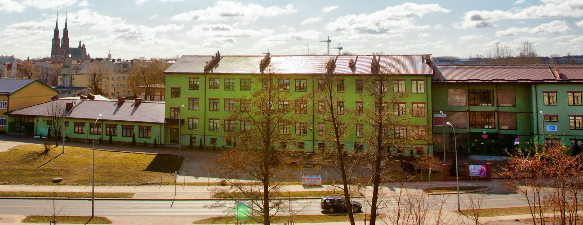 widok budynku szkoły od frontu