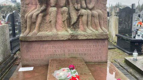 Uczniowie klasy 1tst, aby uczcić pamięć ofiar złożyli kwiaty i zapalili znicze na mogiłach Dzieci Zamojszczyzny na cmentarzu przy ul. Cmentarnej.