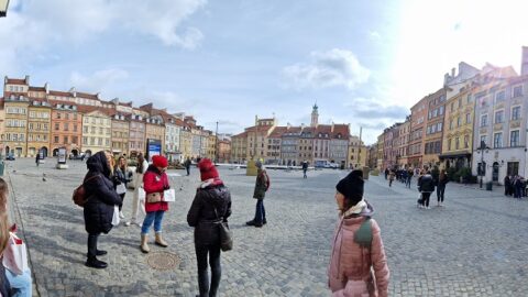 Uczniowie na Rynku Starego Miasta w Warszawie