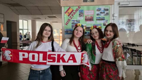 Uczniowie w strojach polskich